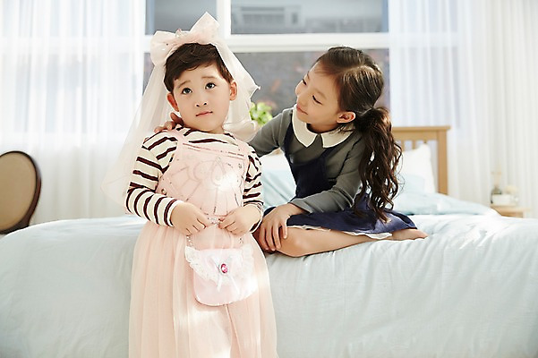 포토 JPG 전신 응시 여자 남자 어린이라이프 어린이 가방 면사포 실내 남매 서기 웃음 앉기 상반신 두명 앞모습 한국인 침대 공주옷 꾸미기 어린이만 국내포토 라이프스타일 시선 잡화 옷 뷰포인트 가구 가족 모션 표정 사람 동양인 내부 결혼소품 파일형식