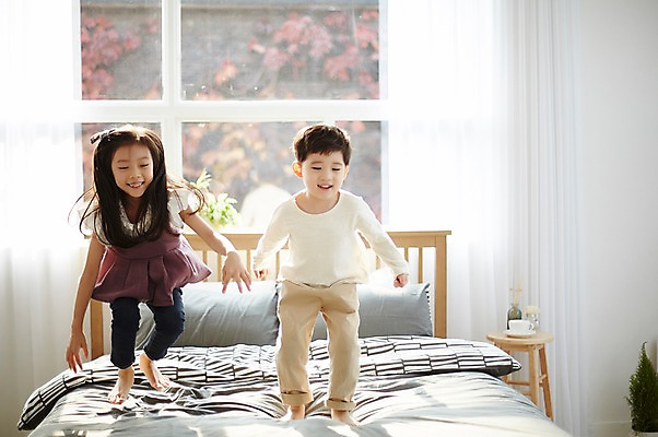 포토 JPG 전신 여자 남자 어린이라이프 어린이 장난 실내 남매 서기 웃음 두명 앞모습 점프 한국인 침대 즐거움 어린이만 국내포토 라이프스타일 감정 뷰포인트 가구 가족 모션 표정 사람 동양인 내부 파일형식