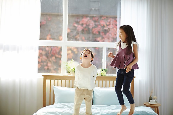 포토 JPG 전신 여자 남자 어린이라이프 어린이 장난 실내 남매 서기 웃음 두명 앞모습 점프 한국인 침대 즐거움 어린이만 국내포토 라이프스타일 감정 뷰포인트 가구 가족 모션 표정 사람 동양인 내부 파일형식