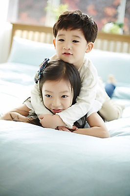 포토 JPG 응시 여자 남자 어린이라이프 어린이 엎드리기 장난 안기 실내 남매 웃음 상반신 두명 앞모습 한국인 침대 어린이만 국내포토 라이프스타일 시선 뷰포인트 가구 가족 모션 표정 사람 동양인 내부 파일형식