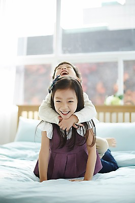 포토 JPG 응시 여자 남자 어린이라이프 어린이 장난 실내 남매 웃음 상반신 두명 앞모습 한국인 침대 즐거움 어린이만 국내포토 라이프스타일 시선 감정 뷰포인트 가구 가족 표정 사람 동양인 내부 파일형식