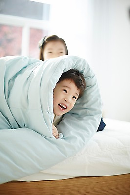 포토 JPG 응시 여자 남자 어린이라이프 어린이 장난 실내 남매 웃음 상반신 두명 앞모습 이불 한국인 침대 즐거움 숨기 어린이만 국내포토 라이프스타일 시선 감정 뷰포인트 가구 가족 침구 모션 표정 사람 동양인 내부 파일형식