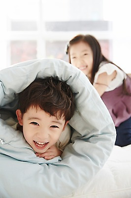 포토 JPG 응시 여자 남자 어린이라이프 어린이 장난 실내 남매 웃음 상반신 두명 앞모습 이불 한국인 침대 즐거움 숨기 어린이만 국내포토 라이프스타일 시선 감정 뷰포인트 가구 가족 침구 모션 표정 사람 동양인 내부 파일형식