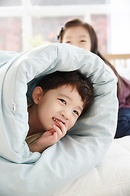 포토 JPG 응시 여자 남자 어린이라이프 어린이 장난 실내 남매 웃음 상반신 두명 앞모습 이불 한국인 침대 즐거움 숨기 어린이만 국내포토 라이프스타일 시선 감정 뷰포인트 가구 가족 침구 모션 표정 사람 동양인 내부 파일형식