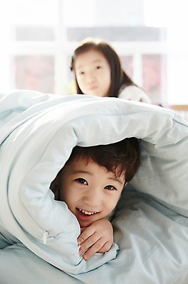 포토 JPG 응시 여자 남자 어린이라이프 어린이 장난 실내 남매 웃음 상반신 두명 앞모습 이불 한국인 침대 즐거움 숨기 어린이만 국내포토 라이프스타일 시선 감정 뷰포인트 가구 가족 침구 모션 표정 사람 동양인 내부 파일형식
