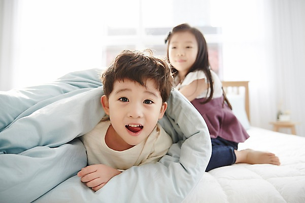 포토 JPG 전신 응시 여자 남자 어린이라이프 어린이 실내 남매 웃음 상반신 두명 앞모습 이불 한국인 침대 즐거움 어린이만 국내포토 라이프스타일 시선 감정 뷰포인트 가구 가족 침구 표정 사람 동양인 내부 파일형식