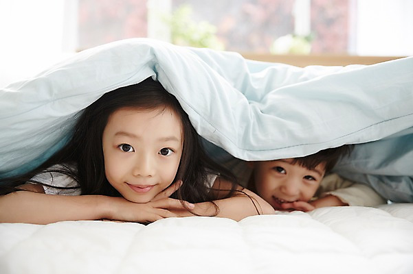 포토 JPG 응시 여자 남자 어린이라이프 어린이 장난 실내 남매 웃음 상반신 두명 앞모습 이불 한국인 침대 숨기 어린이만 국내포토 라이프스타일 시선 뷰포인트 가구 가족 침구 모션 표정 사람 동양인 내부 파일형식