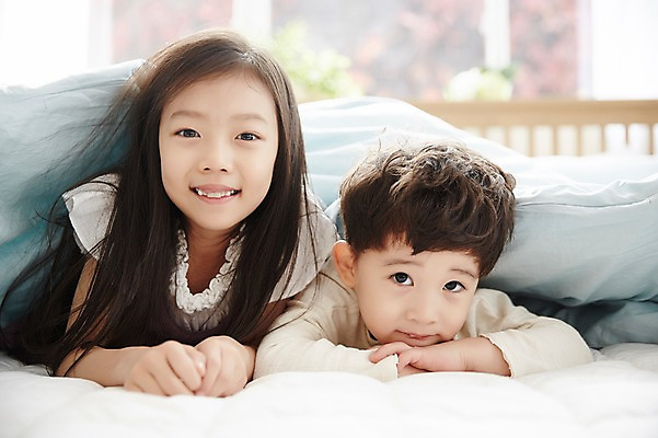 포토 JPG 응시 여자 남자 어린이라이프 어린이 실내 남매 웃음 상반신 두명 앞모습 이불 한국인 침대 어린이만 국내포토 라이프스타일 시선 뷰포인트 가구 가족 침구 표정 사람 동양인 내부 파일형식