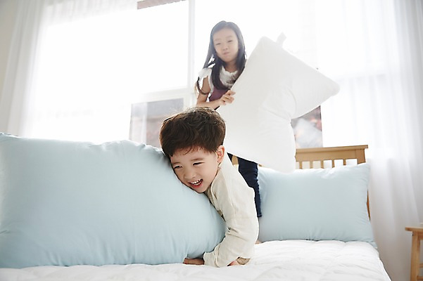 포토 JPG 여자 남자 어린이라이프 어린이 장난 베개 실내 남매 웃음 상반신 두명 앞모습 한국인 침대 즐거움 어린이만 베개싸움 국내포토 라이프스타일 감정 뷰포인트 가구 가족 침구 표정 사람 동양인 내부 싸움 파일형식