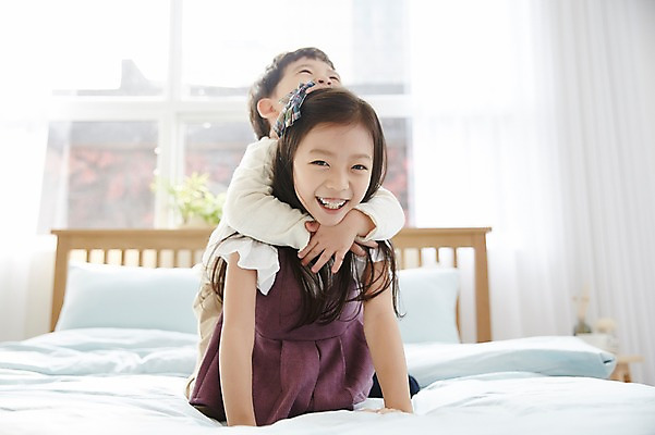 포토 JPG 응시 여자 남자 어린이라이프 어린이 장난 실내 남매 웃음 상반신 두명 앞모습 한국인 침대 즐거움 어린이만 국내포토 라이프스타일 시선 감정 뷰포인트 가구 가족 표정 사람 동양인 내부 파일형식