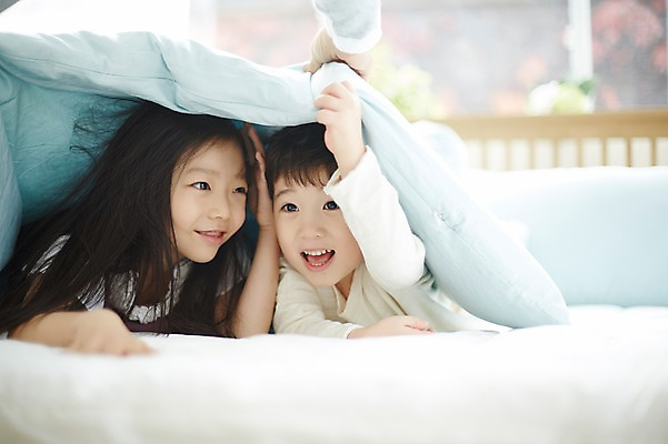 포토 JPG 응시 여자 남자 어린이라이프 어린이 엎드리기 장난 실내 남매 웃음 상반신 두명 앞모습 이불 한국인 침대 숨기 어린이만 국내포토 라이프스타일 시선 뷰포인트 가구 가족 침구 모션 표정 사람 동양인 내부 파일형식