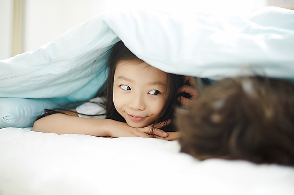 포토 JPG 응시 여자 남자 어린이라이프 어린이 엎드리기 장난 실내 남매 웃음 상반신 두명 앞모습 아웃포커스 이불 한국인 침대 숨기 어린이만 국내포토 라이프스타일 시선 뷰포인트 가구 가족 침구 모션 촬영기법 표정 사람 동양인 내부 파일형식