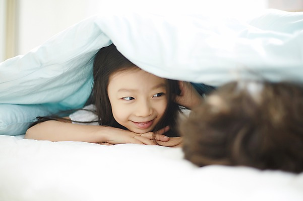 포토 JPG 응시 여자 남자 어린이라이프 어린이 엎드리기 장난 실내 남매 웃음 상반신 두명 앞모습 아웃포커스 이불 한국인 침대 숨기 어린이만 국내포토 라이프스타일 시선 뷰포인트 가구 가족 침구 모션 촬영기법 표정 사람 동양인 내부 파일형식