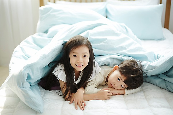 포토 JPG 응시 여자 남자 어린이라이프 어린이 엎드리기 실내 남매 웃음 상반신 두명 앞모습 이불 한국인 침대 덮기 어린이만 국내포토 라이프스타일 시선 뷰포인트 가구 가족 침구 모션 표정 사람 동양인 내부 파일형식