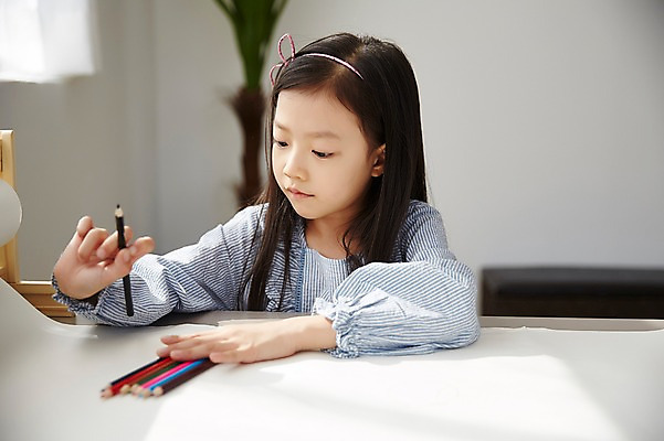 포토 JPG 응시 여자 어린이라이프 어린이 색연필 실내 한명 웃음 앉기 상반신 앞모습 한국인 그리기 그림 소녀한명만 국내포토 1 라이프스타일 시선 뷰포인트 모션 학용품 표정 사람 동양인 내부 여자한명만 소녀만 파일형식