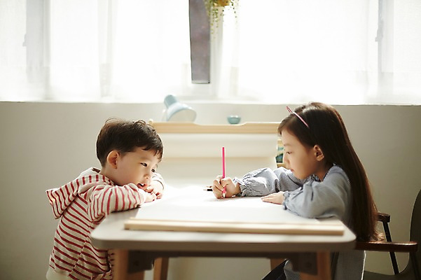포토 JPG 응시 여자 남자 어린이라이프 어린이 색연필 실내 남매 앉기 상반신 두명 옆모습 한국인 그리기 그림 어린이만 국내포토 라이프스타일 시선 뷰포인트 가족 모션 학용품 사람 동양인 내부 파일형식