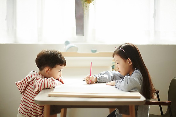 포토 JPG 응시 여자 남자 어린이라이프 어린이 색연필 실내 남매 웃음 앉기 상반신 두명 옆모습 한국인 그리기 그림 어린이만 국내포토 라이프스타일 시선 뷰포인트 가족 모션 학용품 표정 사람 동양인 내부 파일형식