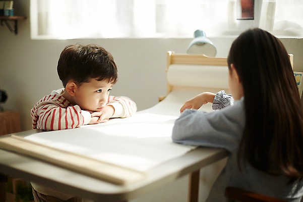 포토 JPG 응시 여자 남자 어린이라이프 어린이 색연필 실내 남매 앉기 상반신 두명 앞모습 뒷모습 한국인 그리기 그림 어린이만 국내포토 라이프스타일 시선 뷰포인트 가족 모션 학용품 사람 동양인 내부 파일형식