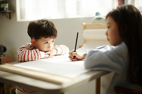 포토 JPG 응시 여자 남자 어린이라이프 어린이 색연필 실내 남매 앉기 상반신 두명 앞모습 옆모습 아웃포커스 한국인 그리기 그림 어린이만 국내포토 라이프스타일 시선 뷰포인트 가족 모션 학용품 촬영기법 사람 동양인 내부 파일형식
