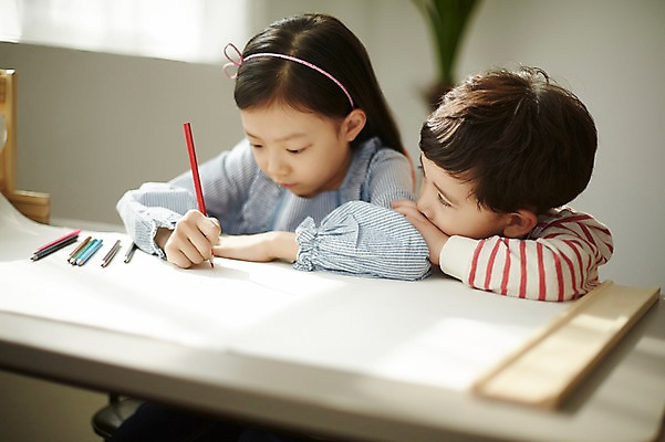 포토 JPG 응시 여자 남자 어린이라이프 어린이 색연필 실내 남매 앉기 상반신 두명 앞모습 한국인 그리기 구경 그림 어린이만 국내포토 라이프스타일 시선 뷰포인트 가족 모션 학용품 사람 동양인 내부 파일형식