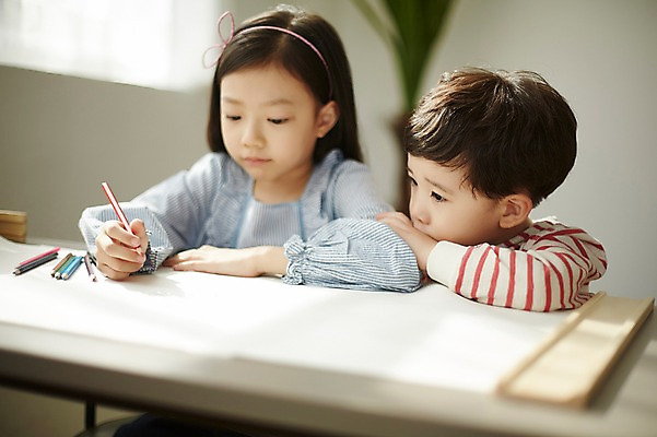 포토 JPG 응시 여자 남자 어린이라이프 어린이 색연필 실내 남매 앉기 상반신 두명 앞모습 한국인 그리기 구경 그림 어린이만 국내포토 라이프스타일 시선 뷰포인트 가족 모션 학용품 사람 동양인 내부 파일형식