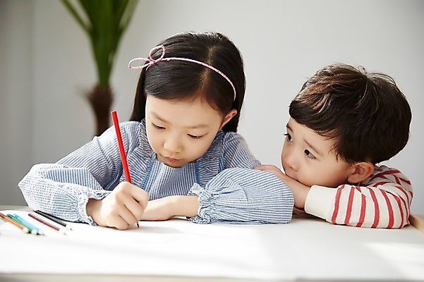 포토 JPG 응시 여자 남자 어린이라이프 어린이 색연필 실내 남매 앉기 상반신 두명 앞모습 한국인 그리기 집중 그림 어린이만 국내포토 라이프스타일 시선 뷰포인트 컨셉 가족 모션 학용품 사람 동양인 내부 파일형식