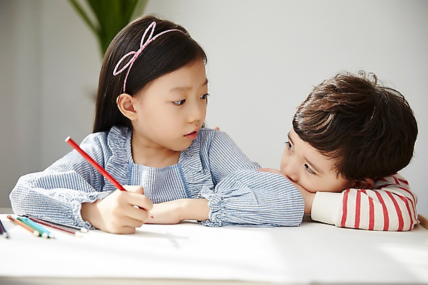 포토 JPG 응시 여자 남자 어린이라이프 어린이 색연필 실내 남매 앉기 상반신 두명 옆모습 한국인 그리기 그림 어린이만 국내포토 라이프스타일 시선 뷰포인트 가족 모션 학용품 사람 동양인 내부 파일형식