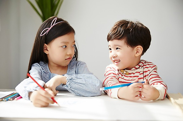 포토 JPG 응시 여자 남자 어린이라이프 어린이 색연필 실내 남매 웃음 앉기 상반신 두명 옆모습 한국인 그리기 그림 방해 어린이만 국내포토 라이프스타일 시선 뷰포인트 컨셉 가족 모션 학용품 표정 사람 동양인 내부 파일형식