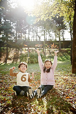 포토 JPG 주간 전신 여자 남자 어린이라이프 어린이 낙엽 장난 놀이 남매 웃음 앉기 야외 두명 앞모습 한국인 숲 어린이만 국내포토 자연요소 라이프스타일 뷰포인트 잎 가족 모션 표정 사람 동양인 파일형식