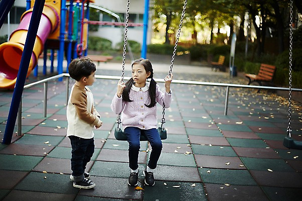 포토 JPG 주간 전신 여자 남자 어린이라이프 어린이 남매 서기 앉기 야외 두명 앞모습 옆모습 한국인 놀이터 심술 그네 어린이만 뺏기 국내포토 자연요소 라이프스타일 감정 뷰포인트 가족 모션 놀이 사람 동양인 파일형식