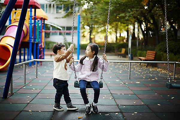 포토 JPG 주간 전신 응시 여자 남자 어린이라이프 어린이 남매 서기 앉기 야외 두명 앞모습 옆모습 한국인 놀이터 심술 그네 어린이만 뺏기 국내포토 자연요소 라이프스타일 시선 감정 뷰포인트 가족 모션 놀이 사람 동양인 파일형식