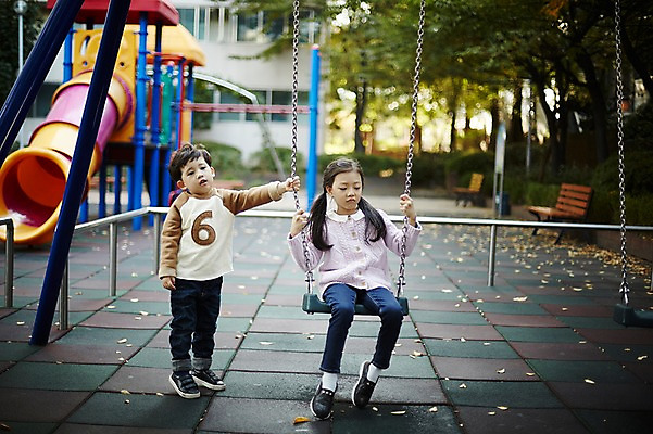 포토 JPG 주간 전신 여자 남자 어린이라이프 어린이 남매 서기 앉기 야외 두명 앞모습 한국인 놀이터 심술 그네 어린이만 뺏기 국내포토 자연요소 라이프스타일 감정 뷰포인트 가족 모션 놀이 사람 동양인 파일형식