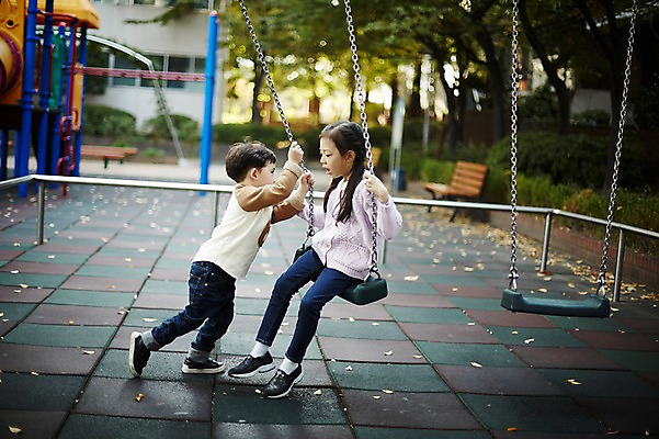포토 JPG 주간 전신 여자 남자 어린이라이프 어린이 남매 서기 앉기 야외 두명 옆모습 한국인 놀이터 심술 그네 어린이만 뺏기 국내포토 자연요소 라이프스타일 감정 뷰포인트 가족 모션 놀이 사람 동양인 파일형식