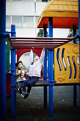 포토 JPG 주간 전신 여자 남자 어린이라이프 어린이 매달리기 남매 웃음 앉기 야외 두명 앞모습 한국인 놀이터 즐거움 철봉 어린이만 국내포토 자연요소 라이프스타일 감정 뷰포인트 가족 모션 놀이 표정 사람 동양인 파일형식