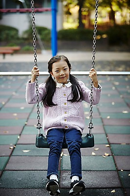 포토 JPG 주간 전신 여자 어린이라이프 어린이 한명 웃음 앉기 야외 앞모습 한국인 놀이터 그네 소녀한명만 국내포토 자연요소 1 라이프스타일 뷰포인트 모션 놀이 표정 사람 동양인 여자한명만 소녀만 파일형식