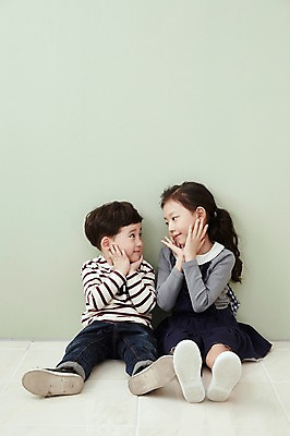 포토 JPG 전신 여자 남자 어린이라이프 어린이 실내 남매 웃음 앉기 두명 옆모습 마주보기 기댐 한국인 꽃받침 어린이만 국내포토 라이프스타일 뷰포인트 가족 모션 표정 사람 동양인 손짓 내부 파일형식