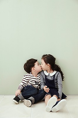 포토 JPG 전신 여자 남자 어린이라이프 어린이 키스 실내 남매 앉기 두명 앞모습 마주보기 기댐 한국인 어린이만 국내포토 라이프스타일 뷰포인트 가족 모션 사람 동양인 내부 애정표현 파일형식