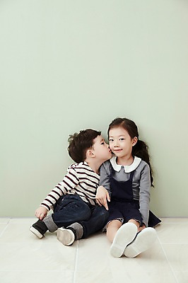 포토 JPG 전신 여자 남자 어린이라이프 어린이 키스 실내 남매 앉기 두명 앞모습 옆모습 기댐 한국인 어린이만 국내포토 라이프스타일 뷰포인트 가족 모션 사람 동양인 내부 애정표현 파일형식