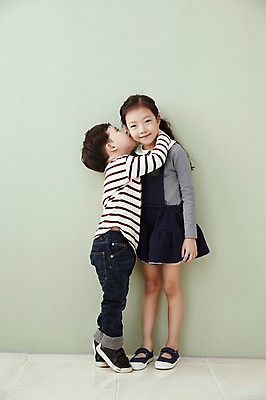 포토 JPG 전신 여자 남자 어린이라이프 어린이 키스 실내 남매 서기 웃음 두명 앞모습 옆모습 기댐 한국인 어린이만 국내포토 라이프스타일 뷰포인트 가족 모션 표정 사람 동양인 내부 애정표현 파일형식