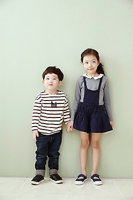 포토 JPG 전신 여자 남자 어린이라이프 어린이 실내 남매 서기 웃음 두명 앞모습 손잡기 기댐 한국인 어린이만 국내포토 라이프스타일 뷰포인트 가족 모션 표정 사람 동양인 내부 파일형식