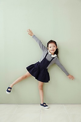 포토 JPG 전신 여자 어린이라이프 어린이 팔벌리기 실내 한명 서기 웃음 앞모습 한국인 소녀한명만 국내포토 1 라이프스타일 뷰포인트 모션 표정 사람 동양인 내부 여자한명만 소녀만 파일형식