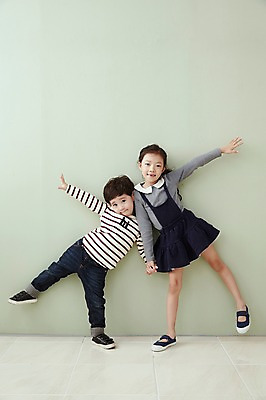 포토 JPG 전신 여자 남자 어린이라이프 어린이 팔벌리기 실내 남매 서기 웃음 두명 앞모습 한국인 어린이만 국내포토 라이프스타일 뷰포인트 가족 모션 표정 사람 동양인 내부 파일형식