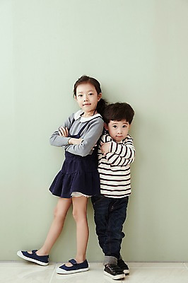 포토 JPG 전신 여자 남자 어린이라이프 어린이 실내 남매 서기 웃음 두명 옆모습 팔짱 기댐 한국인 어린이만 국내포토 라이프스타일 뷰포인트 가족 모션 표정 사람 동양인 내부 파일형식
