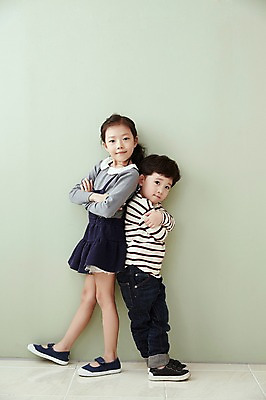 포토 JPG 전신 여자 남자 어린이라이프 어린이 실내 남매 서기 웃음 두명 옆모습 팔짱 기댐 한국인 어린이만 국내포토 라이프스타일 뷰포인트 가족 모션 표정 사람 동양인 내부 파일형식