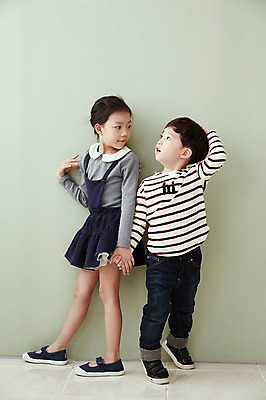 포토 JPG 전신 여자 남자 어린이라이프 어린이 실내 남매 서기 두명 앞모습 옆모습 마주보기 손잡기 한국인 어린이만 국내포토 라이프스타일 뷰포인트 가족 모션 사람 동양인 내부 파일형식