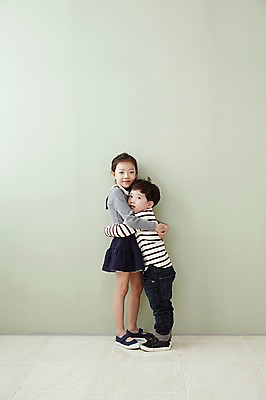 포토 JPG 전신 여자 남자 어린이라이프 어린이 안기 실내 남매 서기 웃음 두명 옆모습 한국인 어린이만 국내포토 라이프스타일 뷰포인트 가족 모션 표정 사람 동양인 내부 파일형식