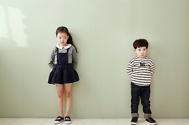 포토 JPG 전신 여자 남자 어린이라이프 어린이 실내 남매 서기 두명 앞모습 기댐 한국인 토라짐 어린이만 국내포토 라이프스타일 뷰포인트 컨셉 가족 모션 사람 동양인 내부 파일형식