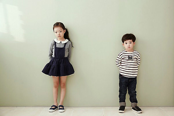 포토 JPG 전신 여자 남자 어린이라이프 어린이 실내 남매 서기 두명 앞모습 기댐 한국인 토라짐 어린이만 국내포토 라이프스타일 뷰포인트 컨셉 가족 모션 사람 동양인 내부 파일형식