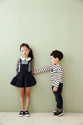 포토 JPG 전신 여자 남자 어린이라이프 어린이 실내 남매 서기 두명 앞모습 옆모습 기댐 한국인 사죄 토라짐 어린이만 국내포토 라이프스타일 뷰포인트 컨셉 가족 모션 사람 동양인 내부 파일형식