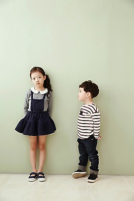 포토 JPG 전신 여자 남자 어린이라이프 어린이 실내 남매 서기 두명 앞모습 옆모습 기댐 한국인 사죄 토라짐 어린이만 국내포토 라이프스타일 뷰포인트 컨셉 가족 모션 사람 동양인 내부 파일형식